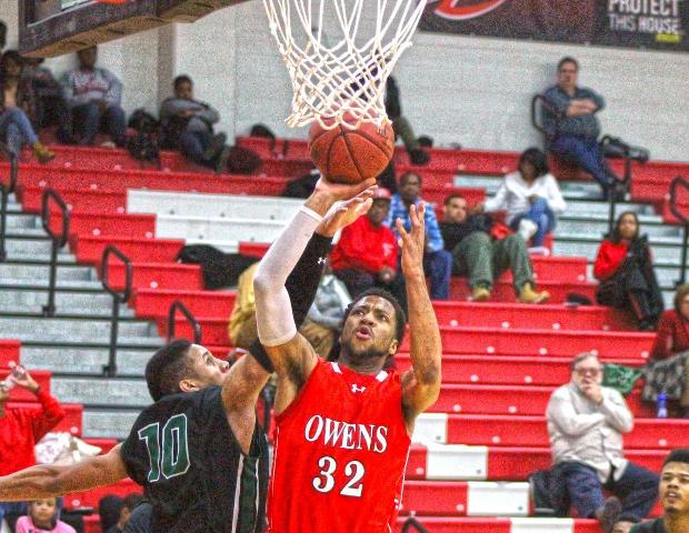 John Murry scores under the hoop during the second half of today's game. The sophomore guard scored a game-high 29 points. Photo by Tobias Flemming/Owens Sports Information
