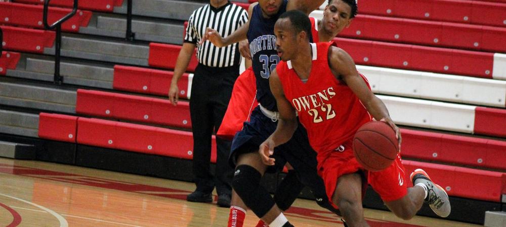 Tariq Scott moves the ball past a defender in the second half. Photo by Nicholas Huenefeld/Owens Sports Information