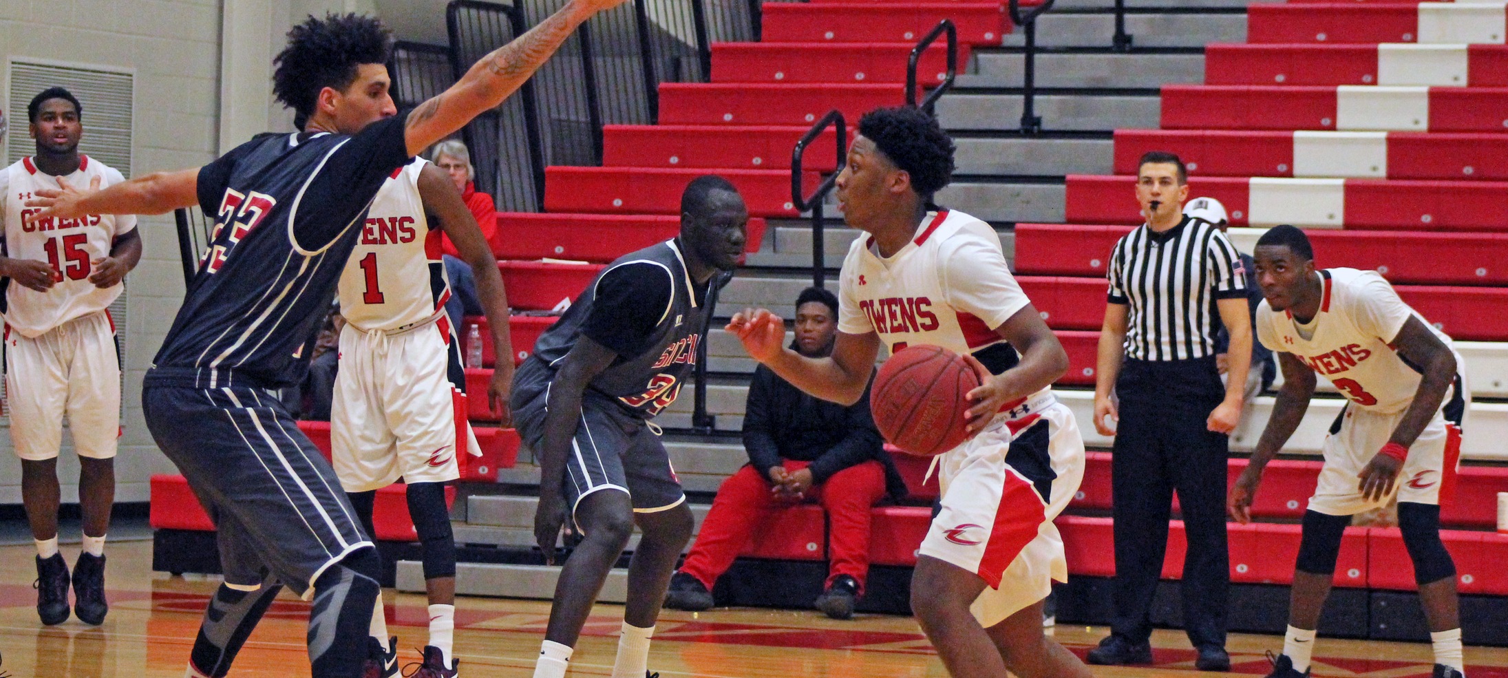 Roy Hatchett Jr. looks to make a move against Sinclair's Akiean Frederick. Photo by Nicholas Huenefeld/Owens Sports Information