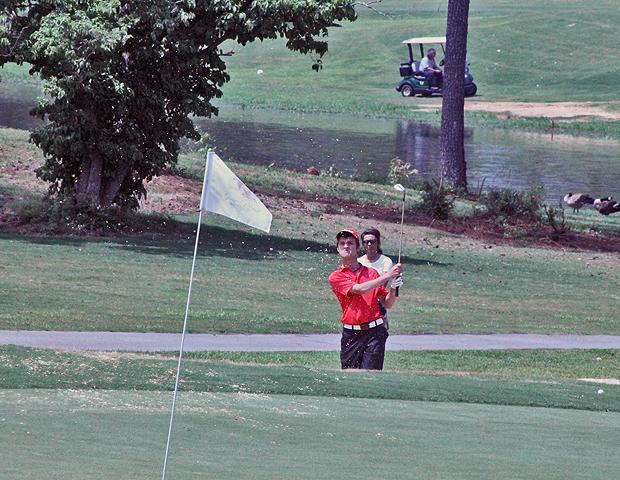 Blaze Hogan, pictured here during Monday's practice round, will open NJCAA D-II National Tournament action on Tuesday. Photo by Nicholas Huenefeld/Owens Sports Information