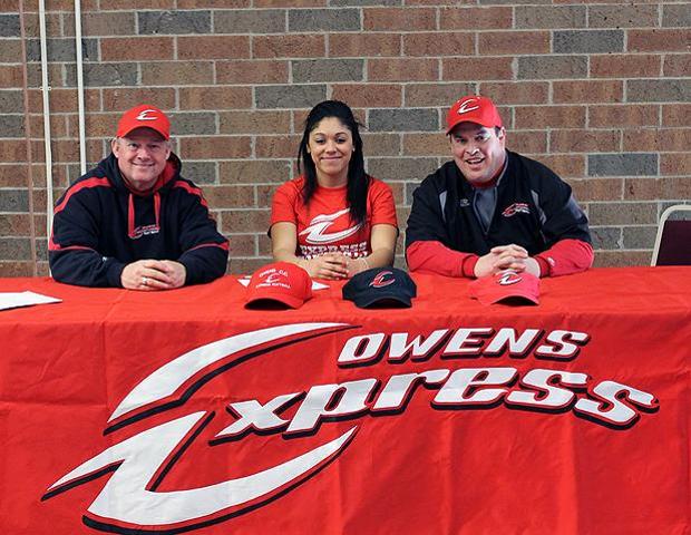 Jacey Gray is joined by Express softball head coach Duane Lanham (left) and assistant coach Kevin Snyder (right) after signing her letter of intent to play for Owens next year. Photo by Geoff Roberts/Owens Sports Information