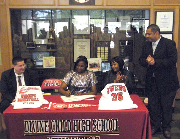 Malaysha Cammon signs her letter of intent to play for the Express. Surrounding her, left to right, is Express women's basketball assistant coach Stephen Perry, her mother Jacqueline Crumble, and Express women's basketball head coach Michael Llanas. Photo courtesy of Nicholas Huenefeld/Owens Sports Information