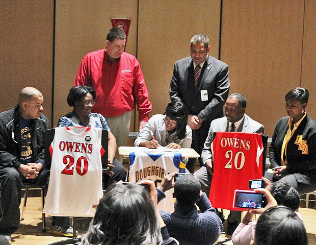 LaKayra Carlisle signs her letter of intent to play for the Express next year. To her right is her mother, LaSonya, and Pershing athletic director Eric Pate. To her left is her father, Andre, and DSA principal Ahna Felix-Brown. In the back is Express women's basketball assistant coach Stephen Perry and head coach Mike Llanas (L to R). Photo by Nicholas Huenefeld/Owens Sports Information