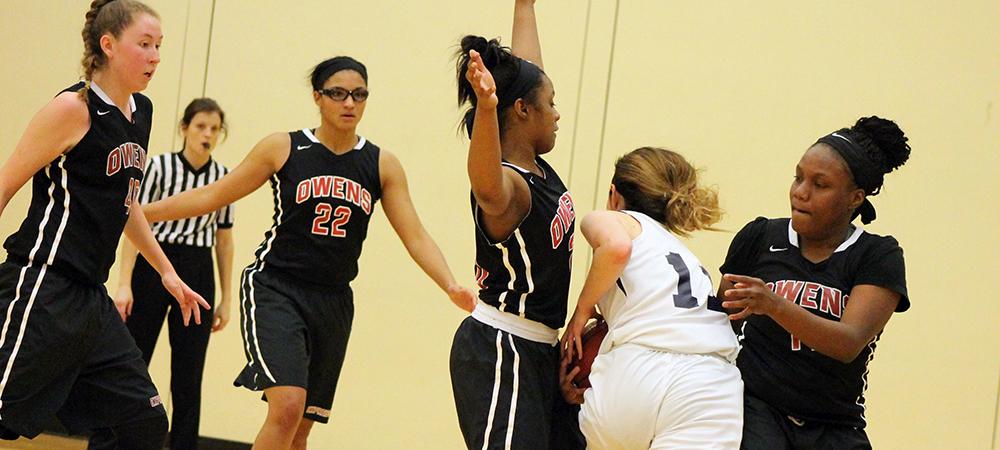 The Owens defense stops Lorain County's Onyx Lopez from driving to the basket during Wednesday's win. Photo by Nicholas Huenefeld/Owens Sports Information
