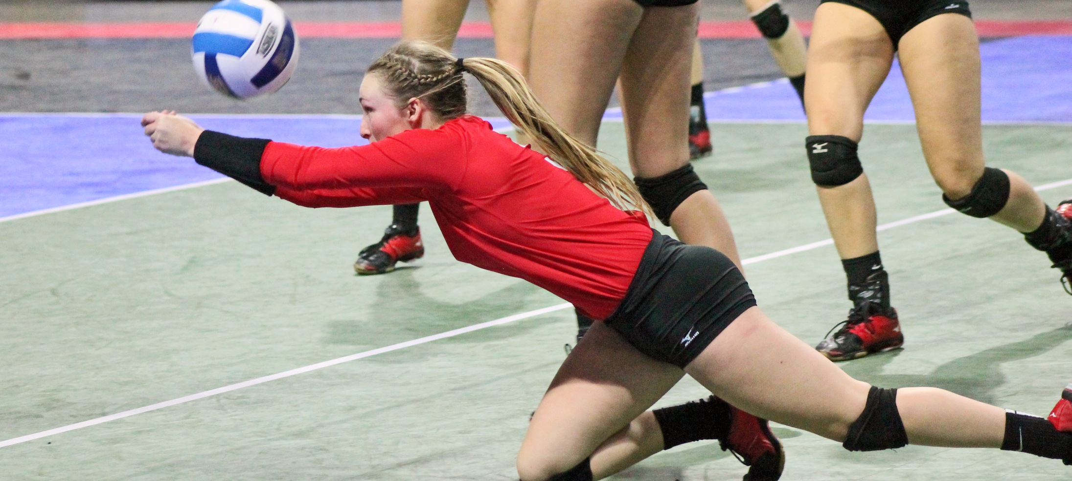 Brooke Gyori dives for a ball in the NJCAA D-II National Tournament. Photo by Nicholas Huenefeld/Owens Sports Information